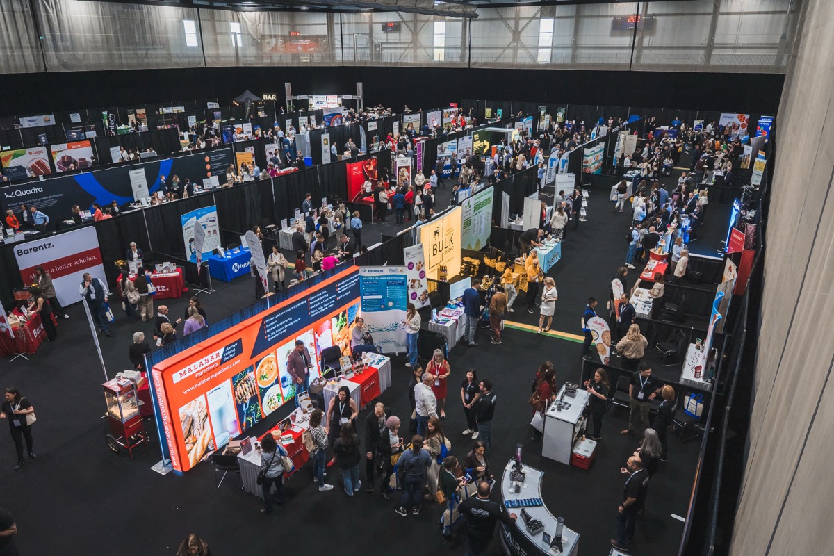 Vue aérienne du salon montrant les hauts plafonds et l'ampleur de l'événement